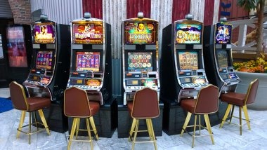 gajian payment methods interface showing DANA, OVO, GoPay, QRIS options